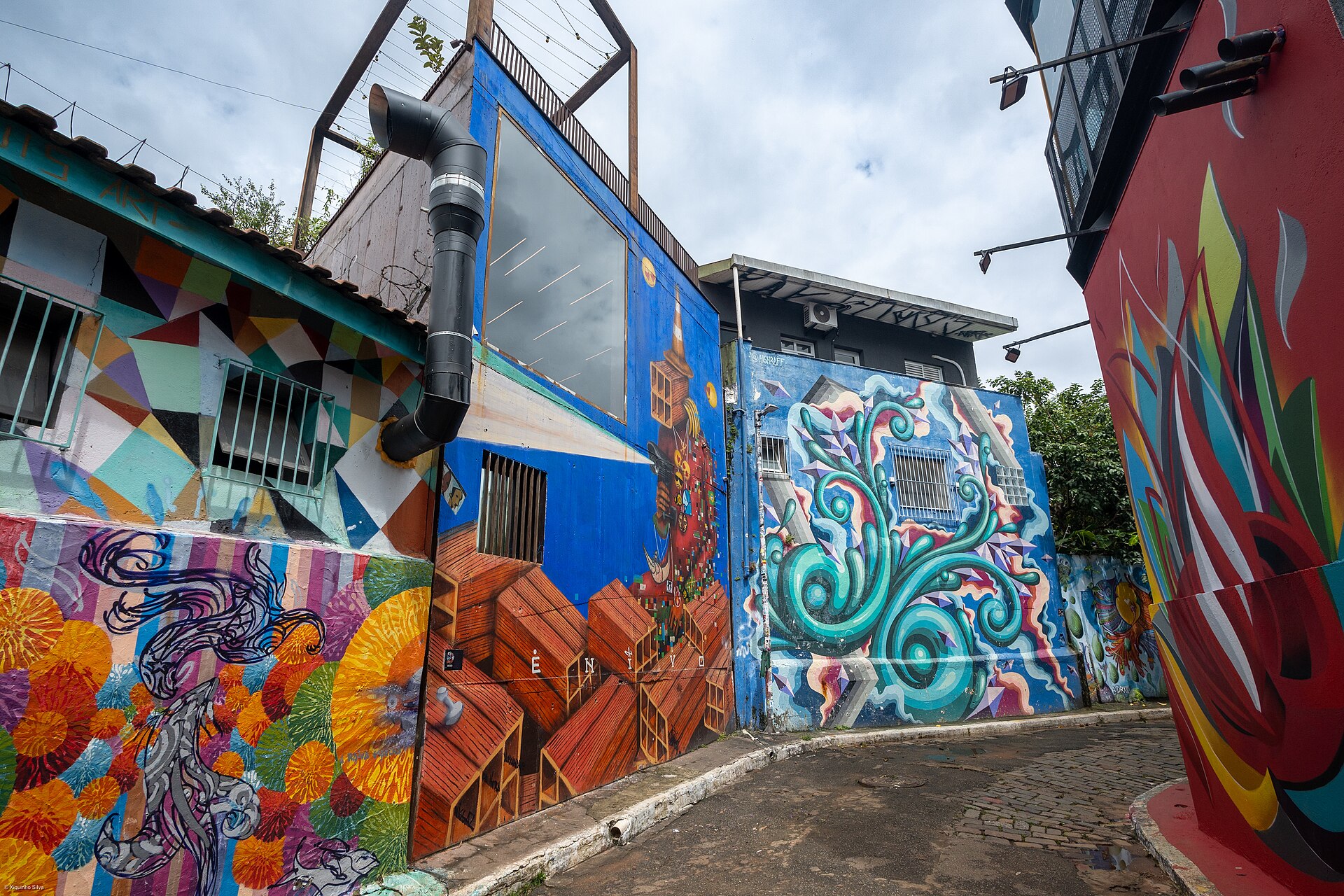 Ruas do Beco do Batman com muros e fachadas cobertos de grafites coloridos