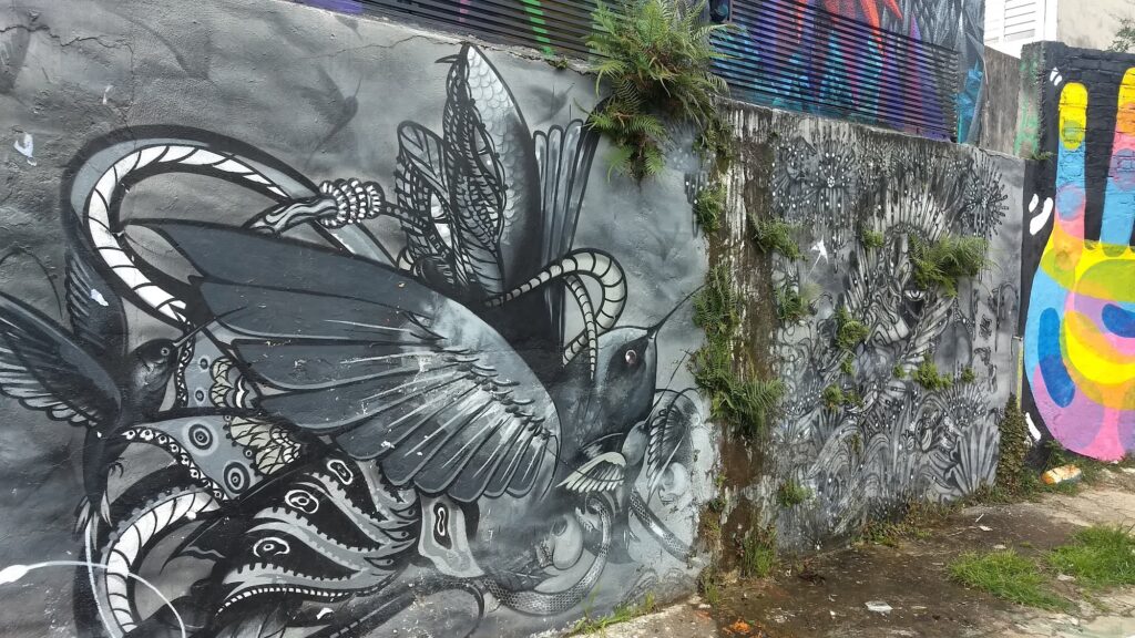 Mural em tons de cinza com um pássaro de asas abertas