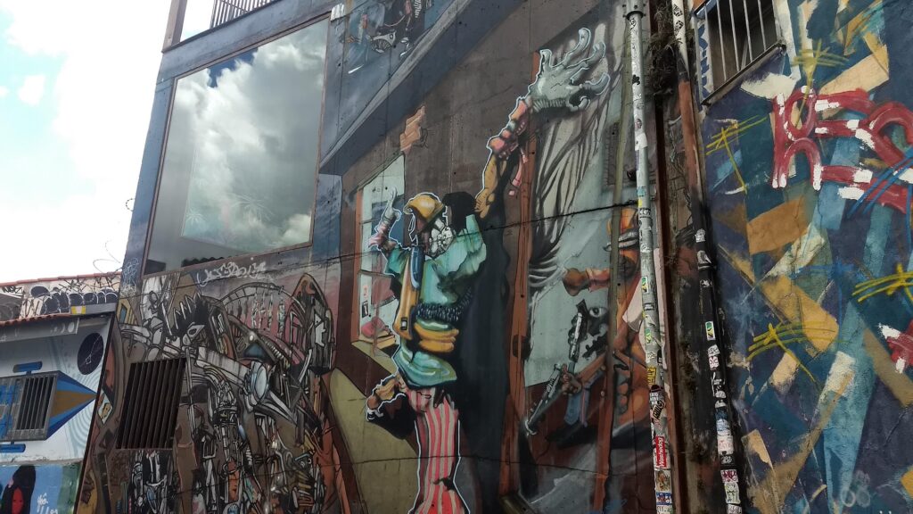 Viela estreita do Beco do Batman com paredes cobertas de grafites
