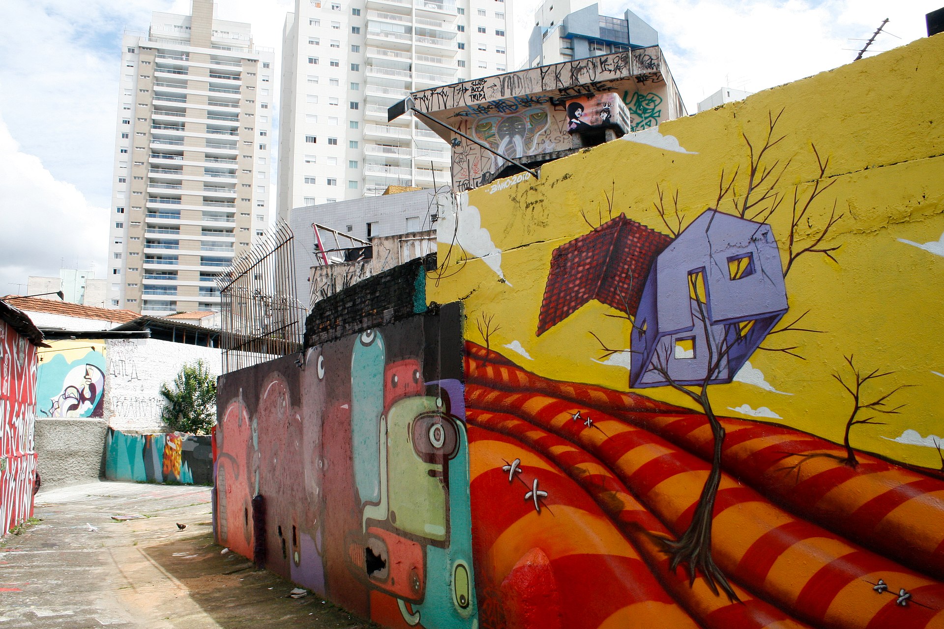 Muro grafitado no Beco do Aprendiz, na Vila Madalena
