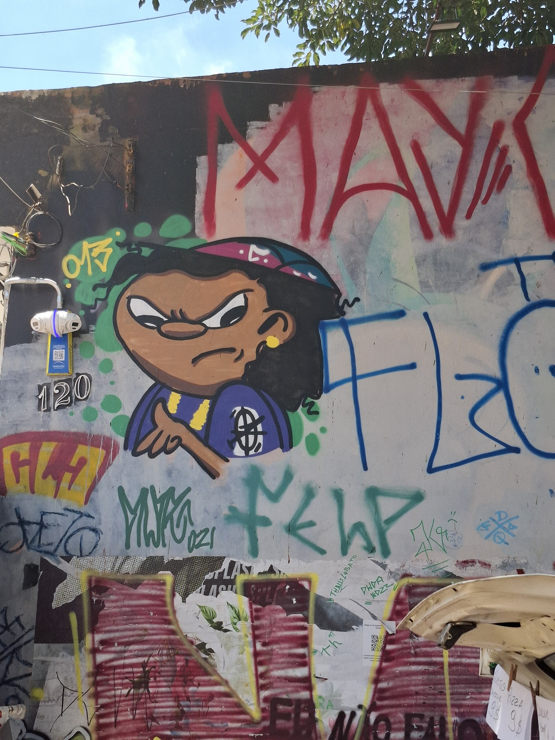 Grafite em estilo desenho animado de uma menina de boné no Beco do Batman
