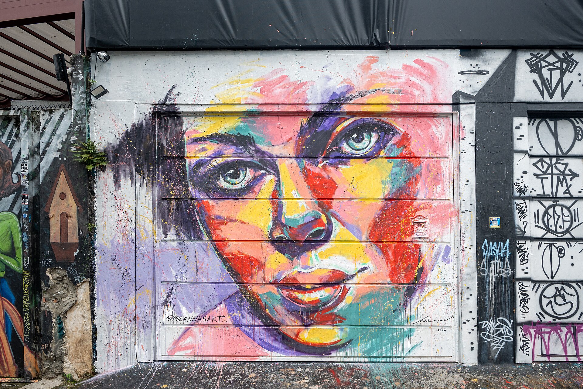 Mural de rosto feminino colorido no Beco do Batman